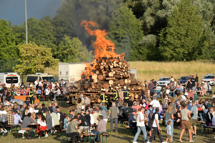 Sonnwendfeuer Taufkirchen 2025 (©Foto: Ingrid Grossmann)